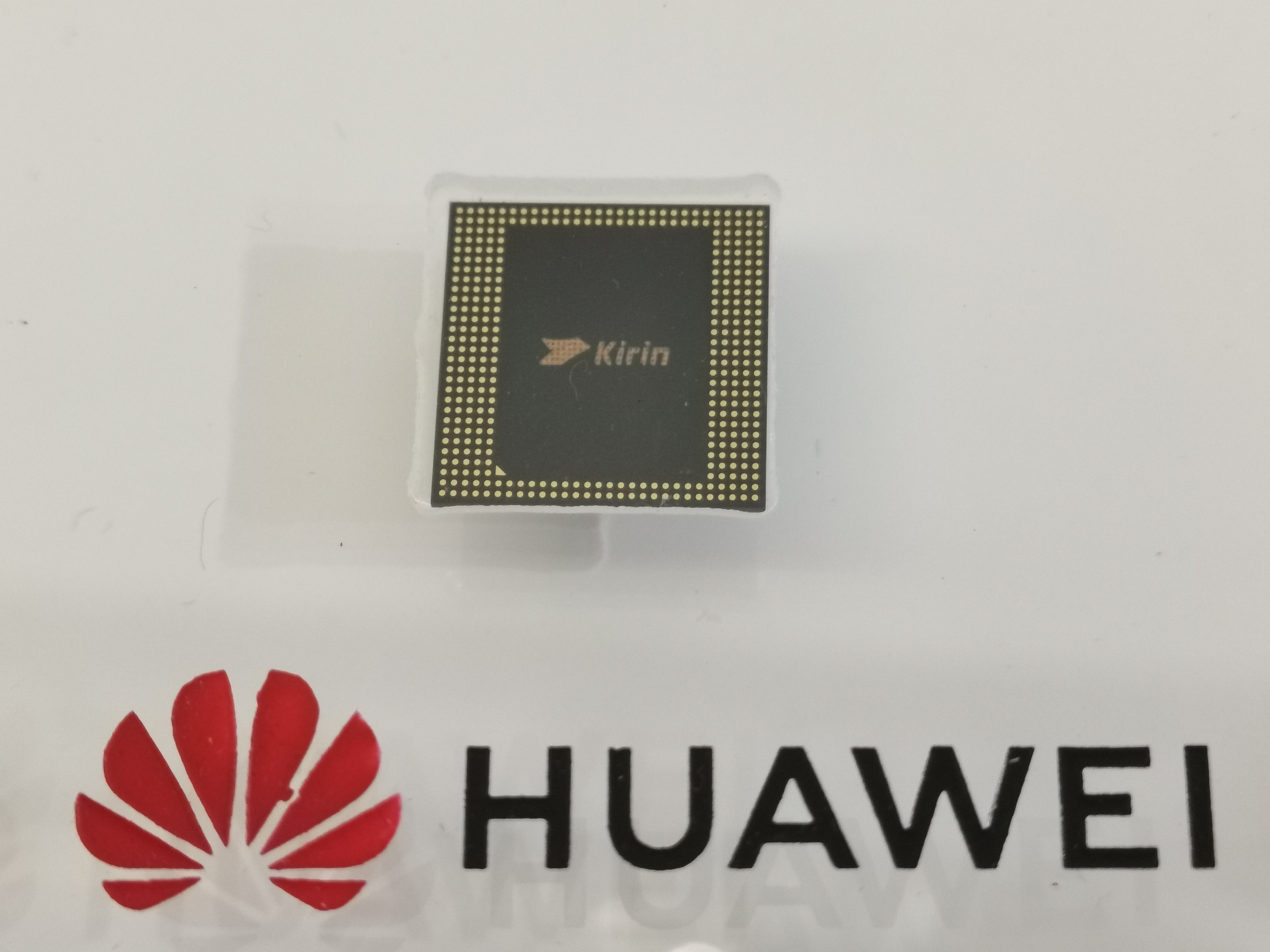 华为正式发布麒麟990芯片，更强AI性能、支持5G网络