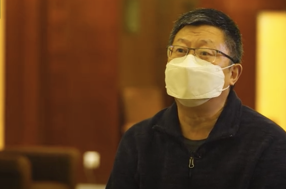 【视频】刘良还原新冠肺炎逝者解剖后的肺：比正常肺更韧，粘稠物多