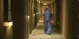 【钛媒体视频】武汉医护酒店消杀员：背着消毒水保护医护人员