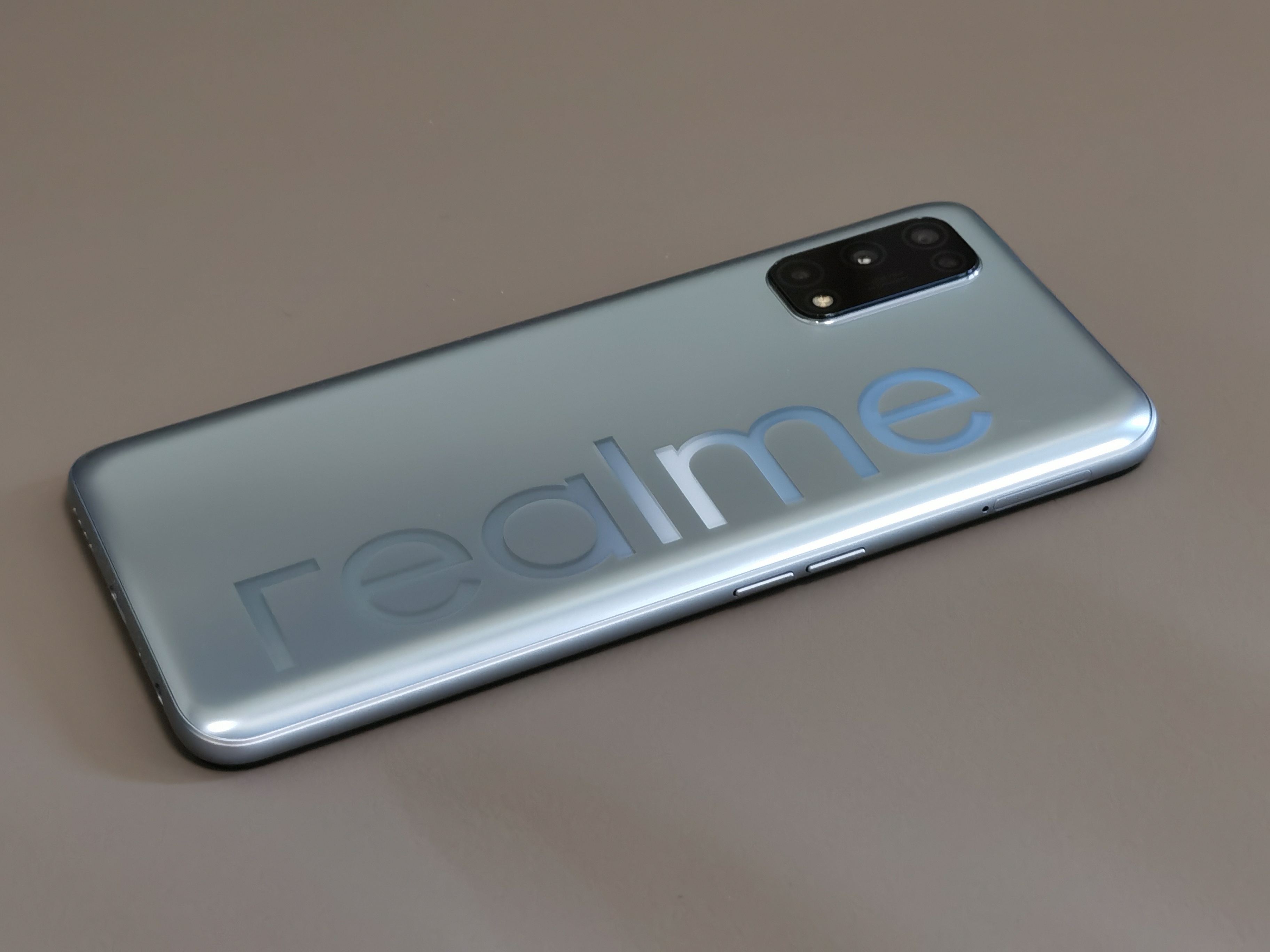 Realme V5开箱：5000mAh+天玑720，这是台主打续航的5G手机？