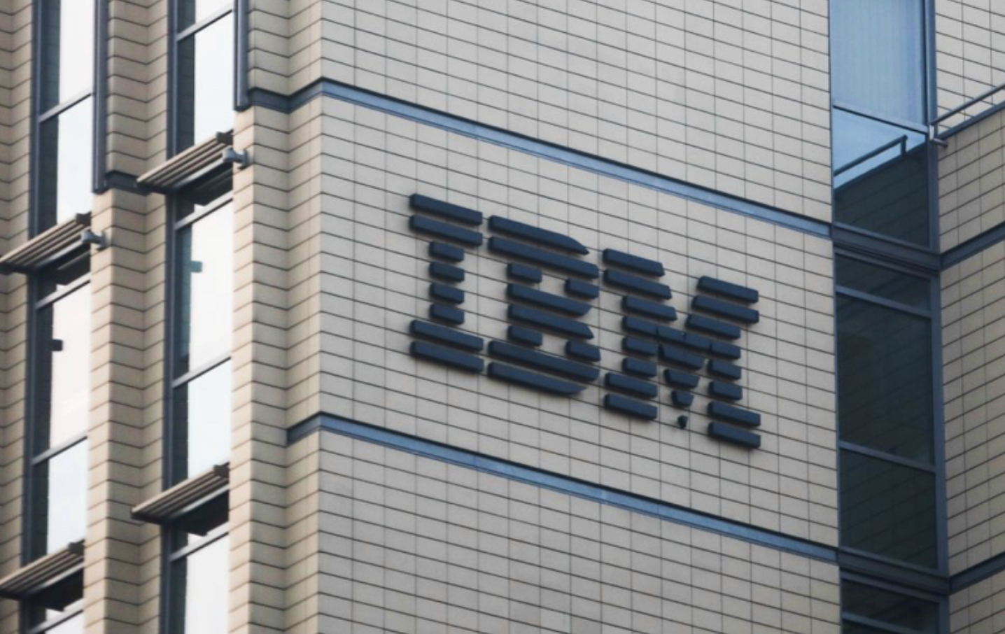IBM 推出全球首款 0.7 纳米芯片技术，三维架构开启半导体埃米时代